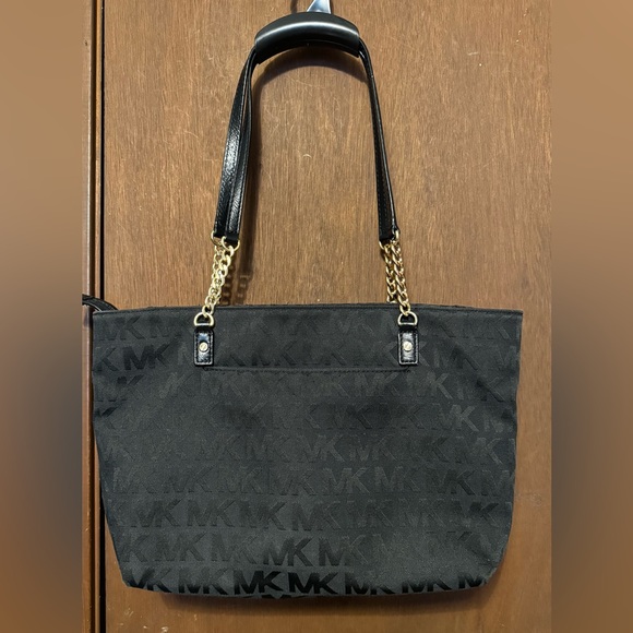 Michael Kors Handbags - Michael Kors ⭐️ Black Signature Tote with Gold Chain Straps